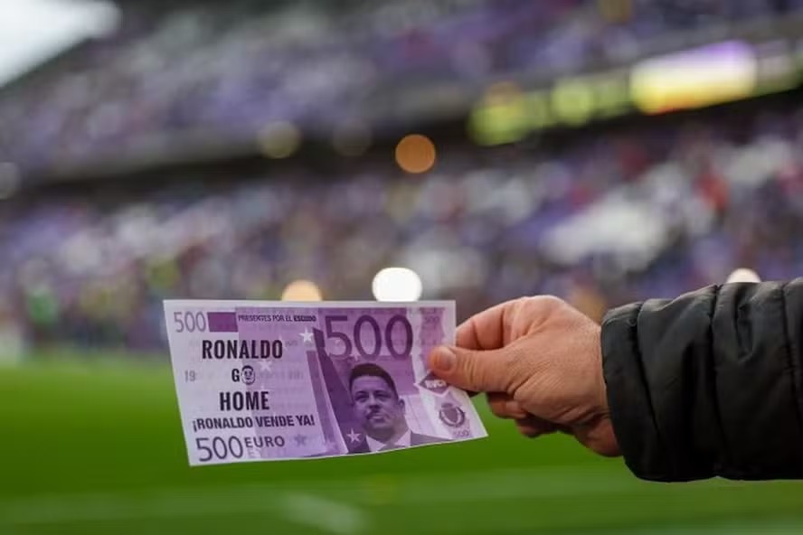 Torcedores protestaram contra Ronaldo. Notas falsas de 500 euros foram distribuídas com o rosto do ex-jogador