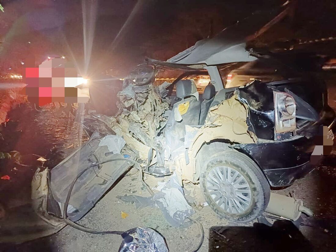 Carro em que estava motorista que morreu ficou completamente destruído