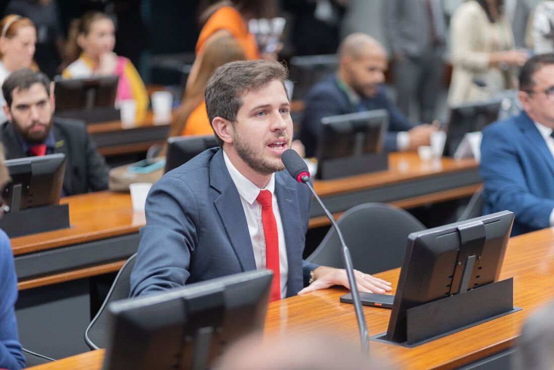 Deputado federal, Pedro Campos (PSB-PE) tem projeto que visa ampliar acessibilidade para população surdaaprovado na Câmara 
