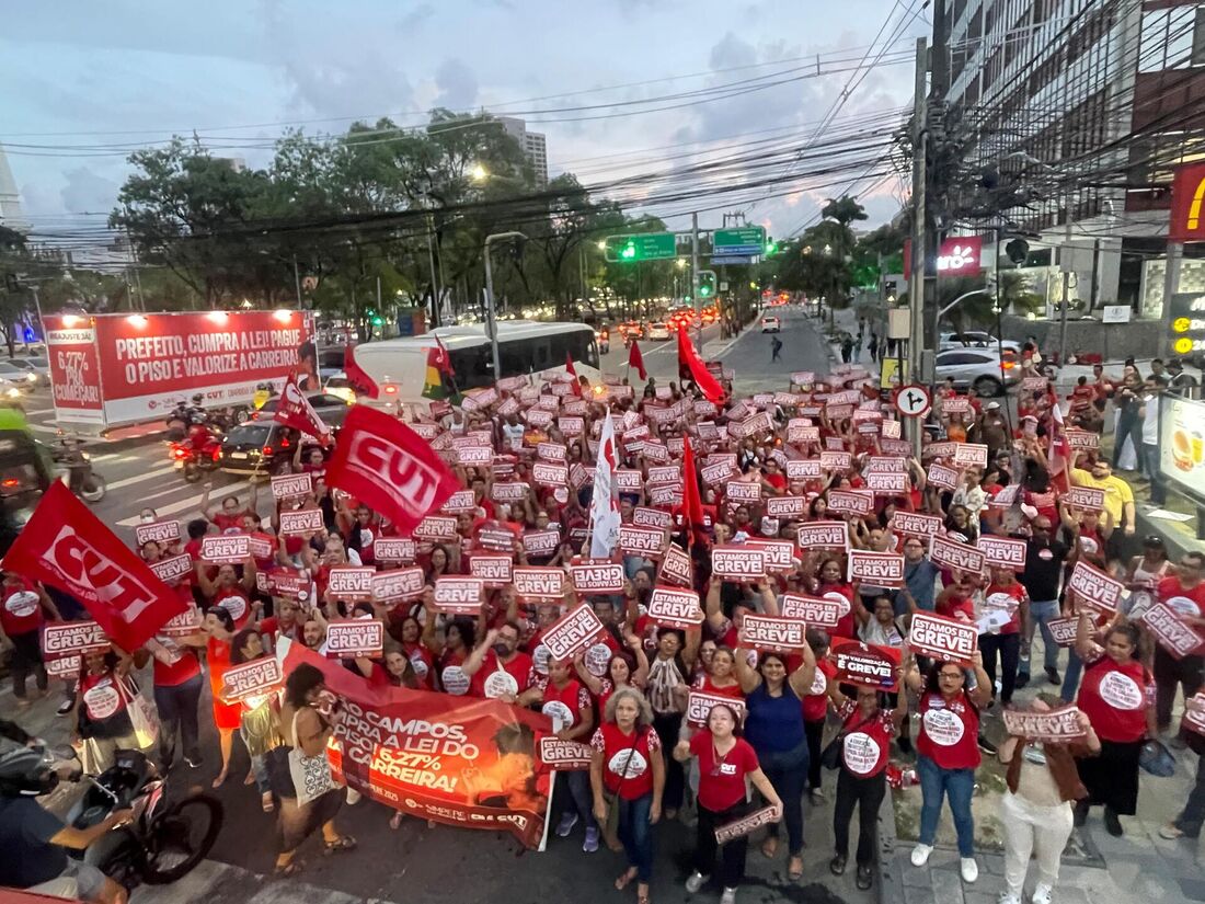 Educadores da rede municipal do Recife deflagram greve 