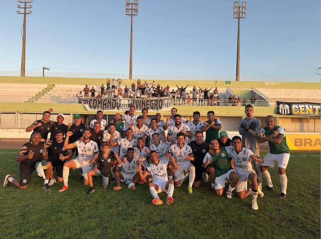 Elenco do Central comemora vitória contra Santa Cruz-RN, pela Série D