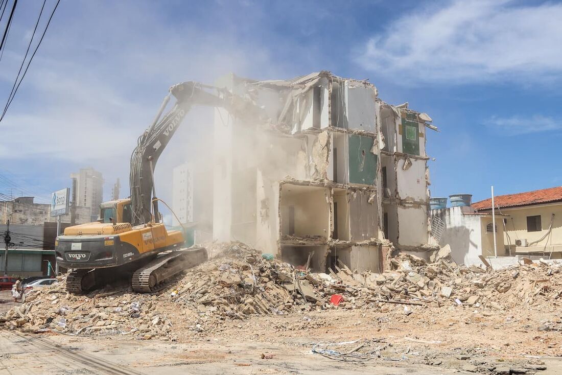 Demolição da estrutura do Edifício Kátia Melo continua neste domingo (11)