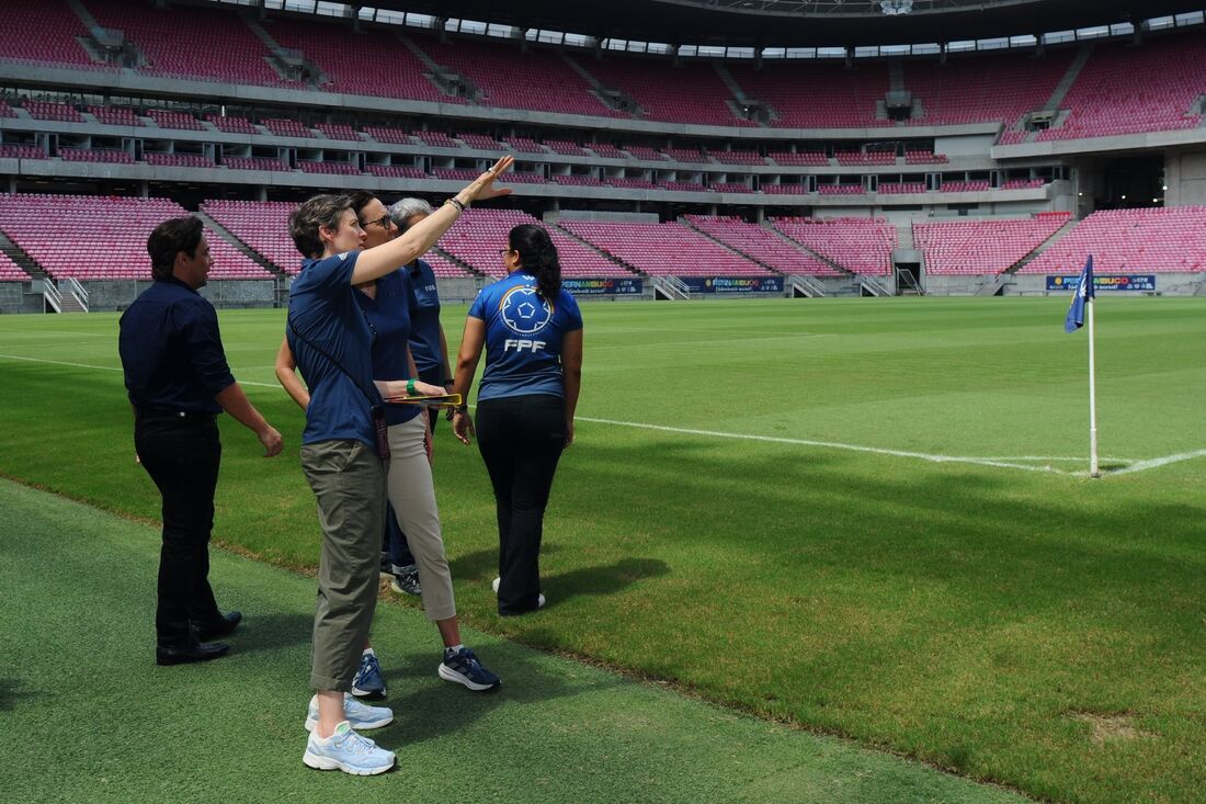 Representantes da FIFA realizam vistoria na Arena de Pernambuco, que receberá jogos da Copa do Mundo Feminina FIFA 2027