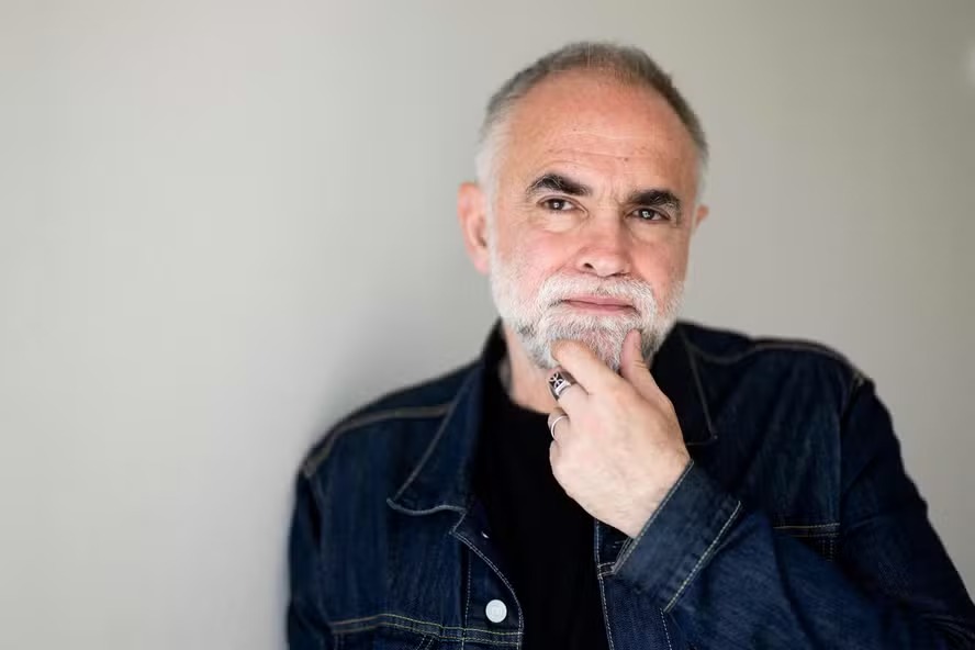 O diretor de cinema brasileiro Karim Ainouz posa durante uma sessão de fotos à margem da 77ª edição do Festival de Cinema de Cannes, em Cannes, no sul da França, em 22 de maio de 2024