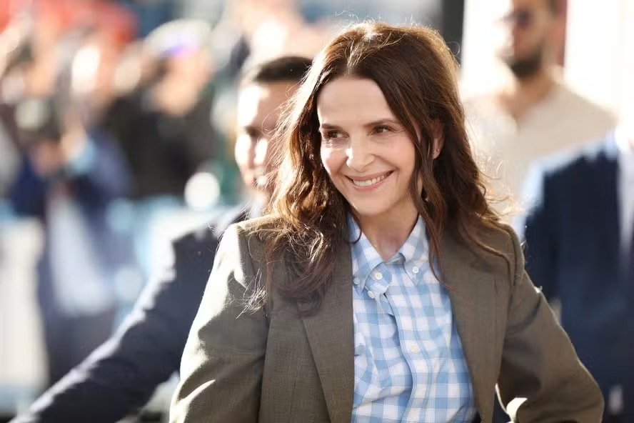 A atriz francesa Juliette Binoche, presidente do júri do Festival de Cannes, chega para um jantar com outros integrantes do júri na véspera do início do evento