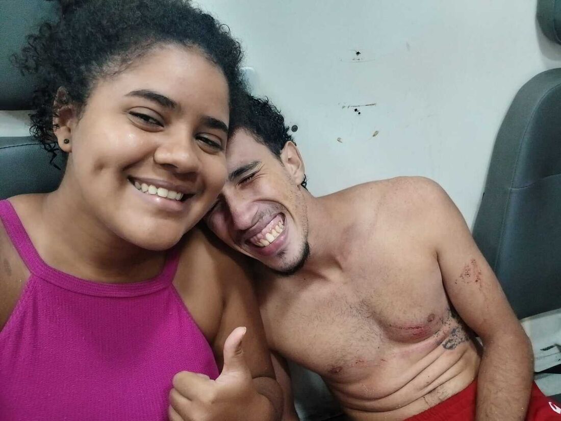 Aliviados após o susto, Esther e Gustavo foram levados de ambulância a uma UPA