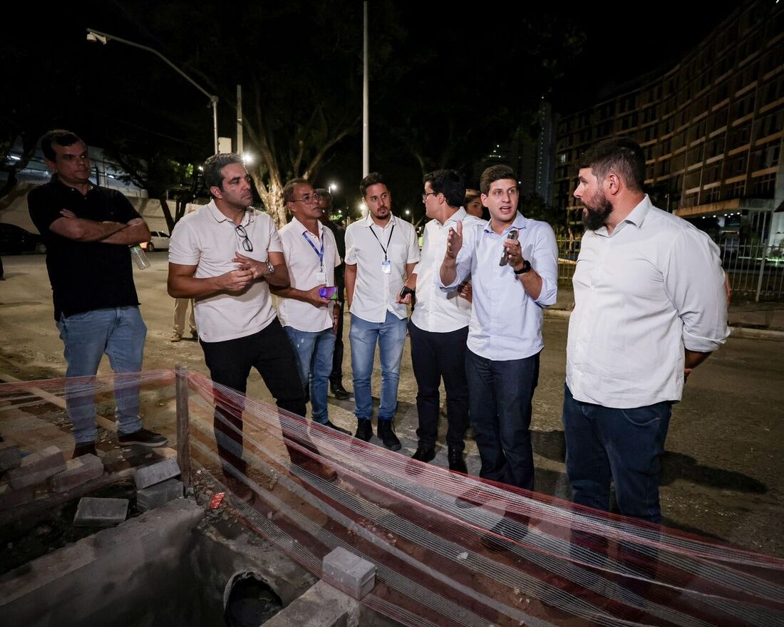 Prefeito João Campos durante visita à Rua Joaquim Felipe, na Boa Vista.