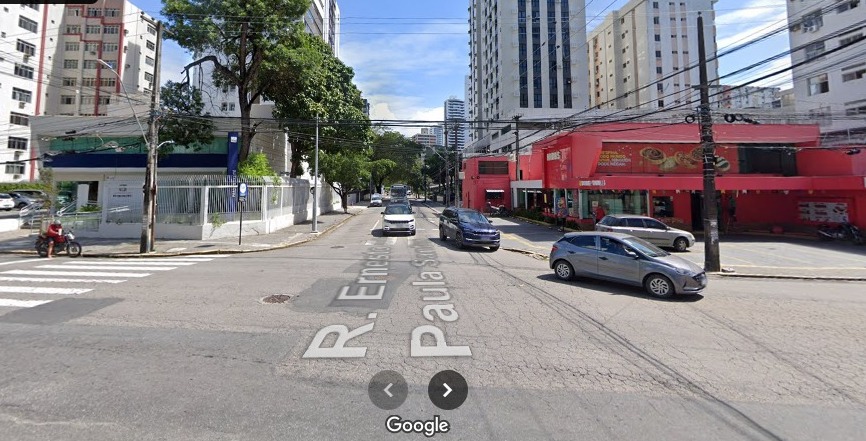 Cruzamento da Avenida Conselheiro Aguiar com a Rua Ernesto de Paula Santos