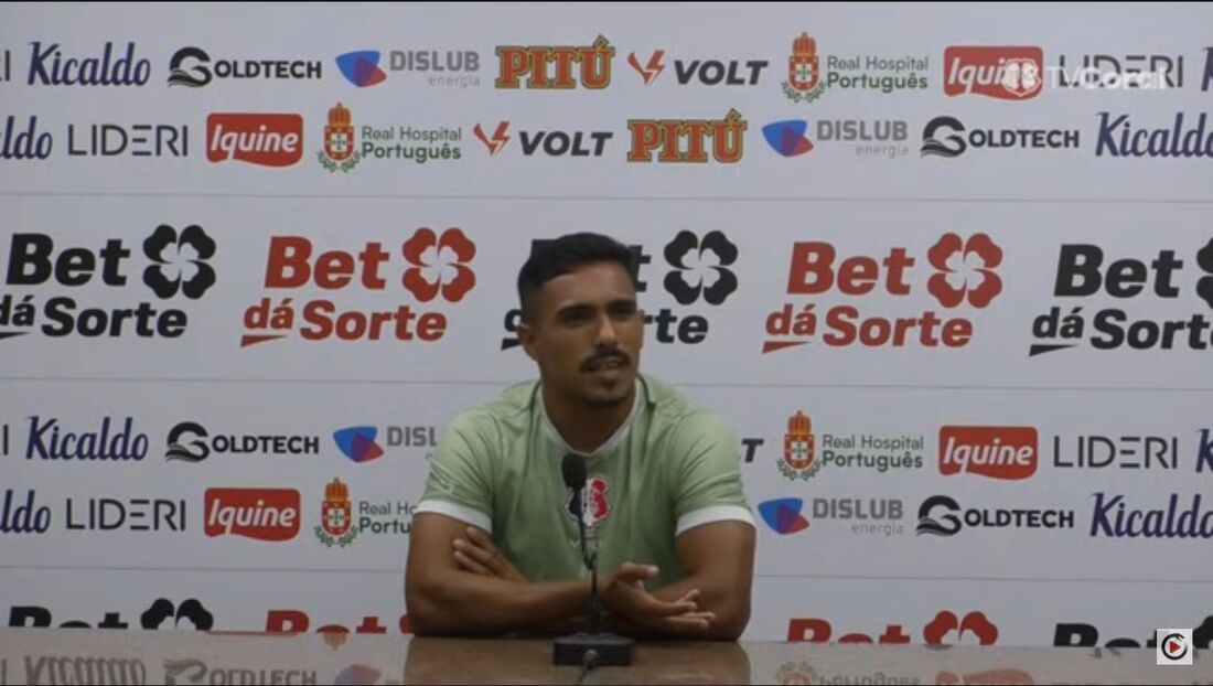 Willian Jr., meia do Santa Cruz, durante entrevista coletiva