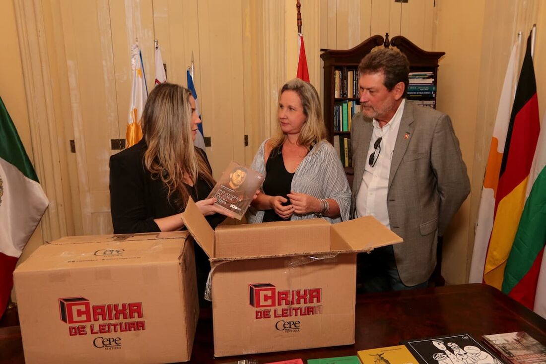 Companhia Editora de Pernambuco (CEPE), realiza doação de livros para a Biblioteca Cônsul Antônio Dubeux