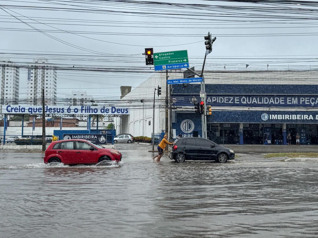 Alagamento na Avenida Marechal Mascarenhas de Morais, no bairro da Imbiribeira