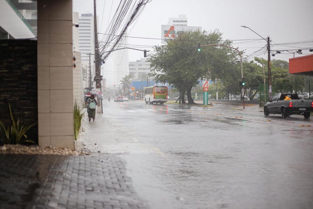 Alagamento em Olinda: chuvas causam transtornos na cidade