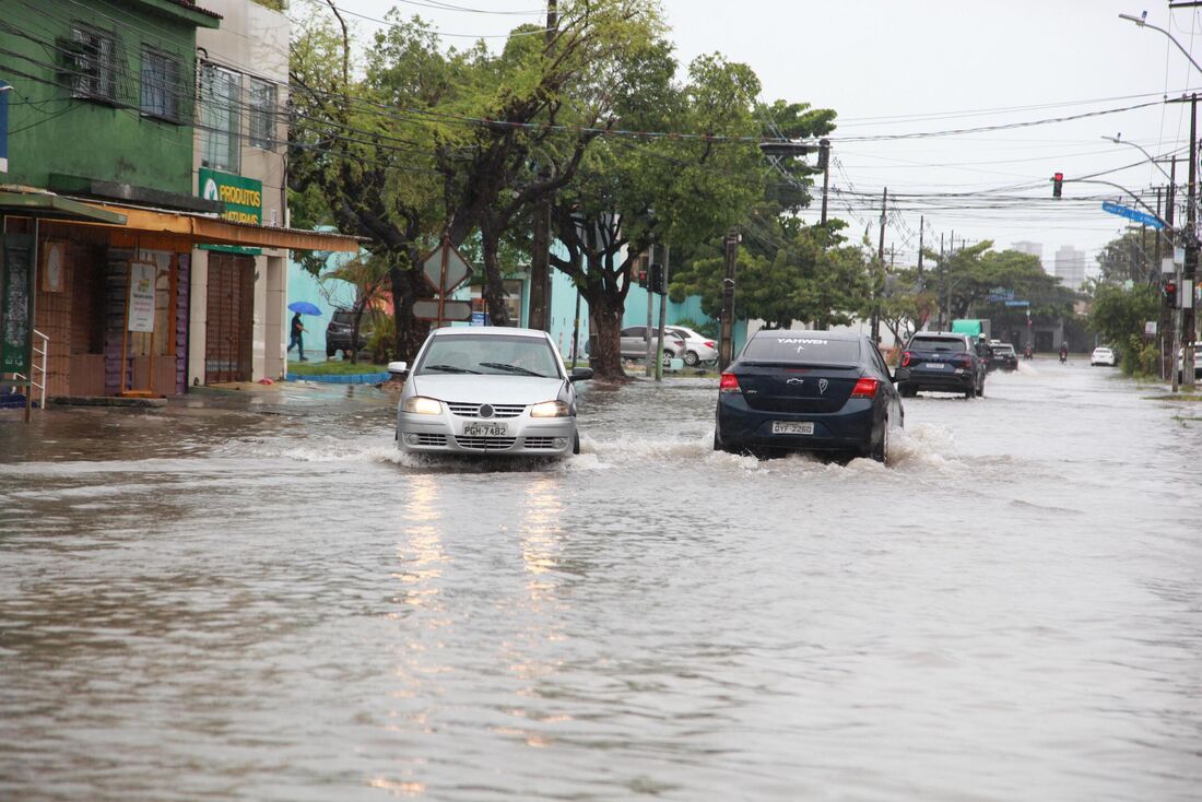 Chuvas intensas causam pontos de alagamento no Recife