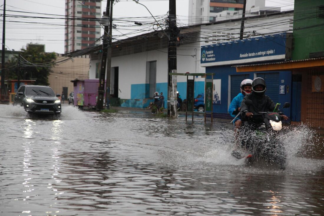 Chuvas no Recife: rua da Imbiribeira amanheceu tomada pela água