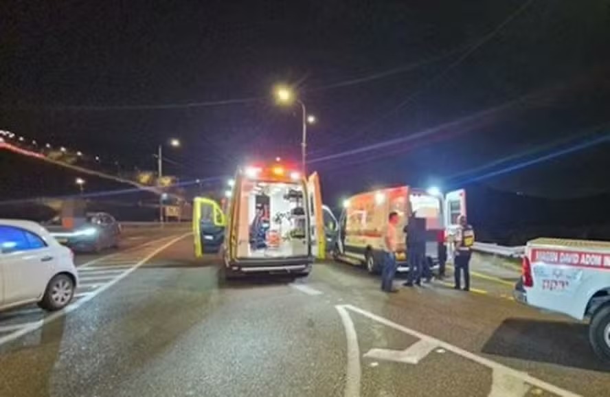 Paramédicos resgatam a israelense grávida após carro ser atingido por tiros na Cisjordânia