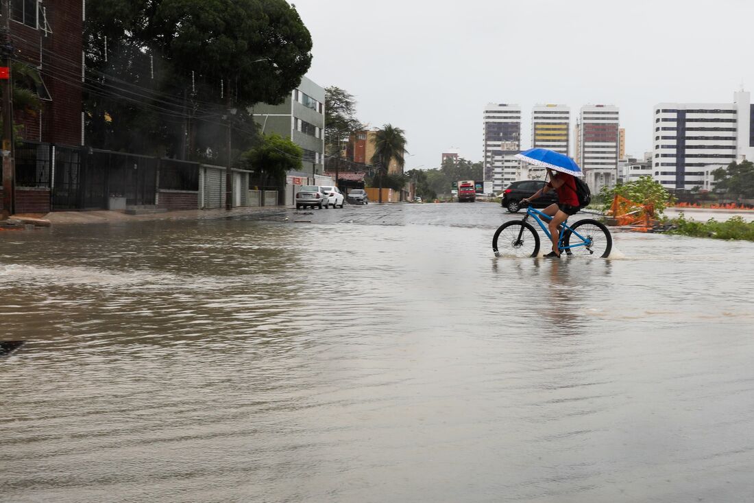Chuva em Olinda: Rua Olímpio Magalhães, em Jardim Atlântico, alagada