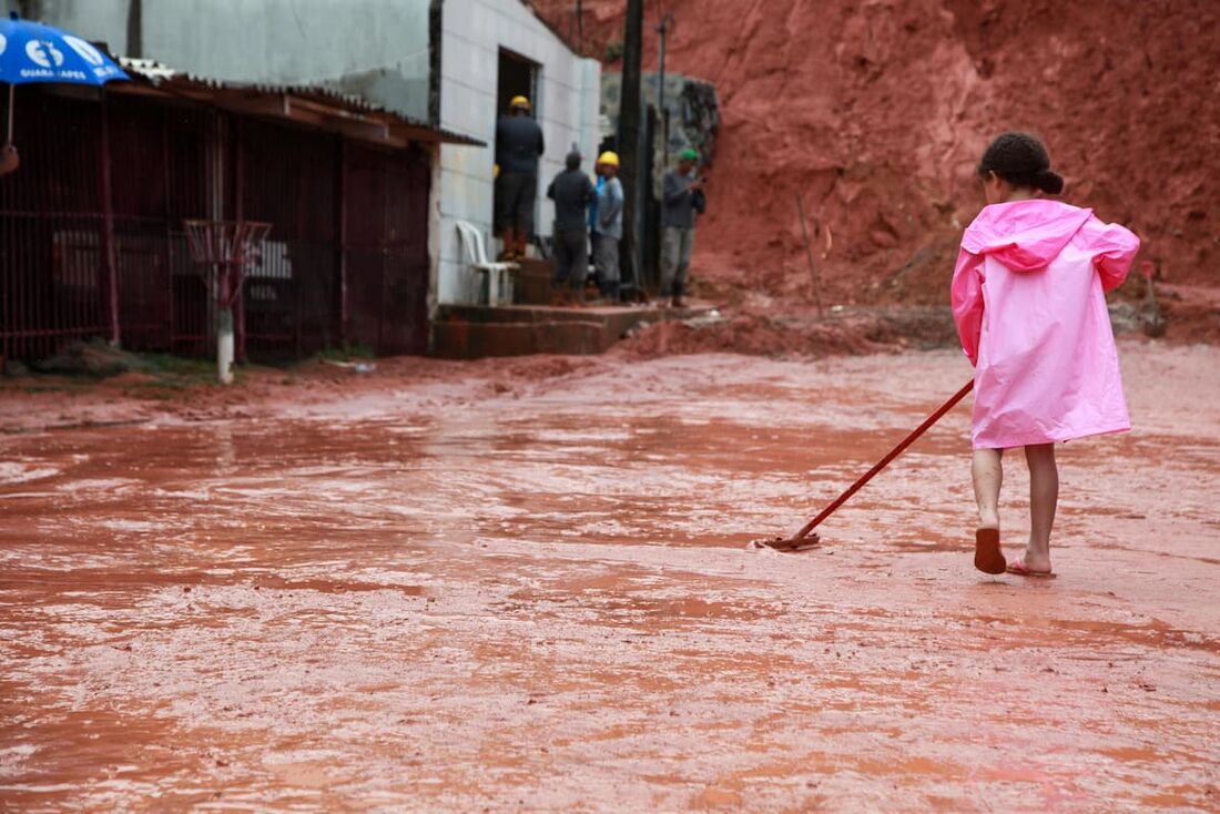 Barreira espalhou grande quantidade de barro na Bomba do Hemetério, Zona Norte do Recife
