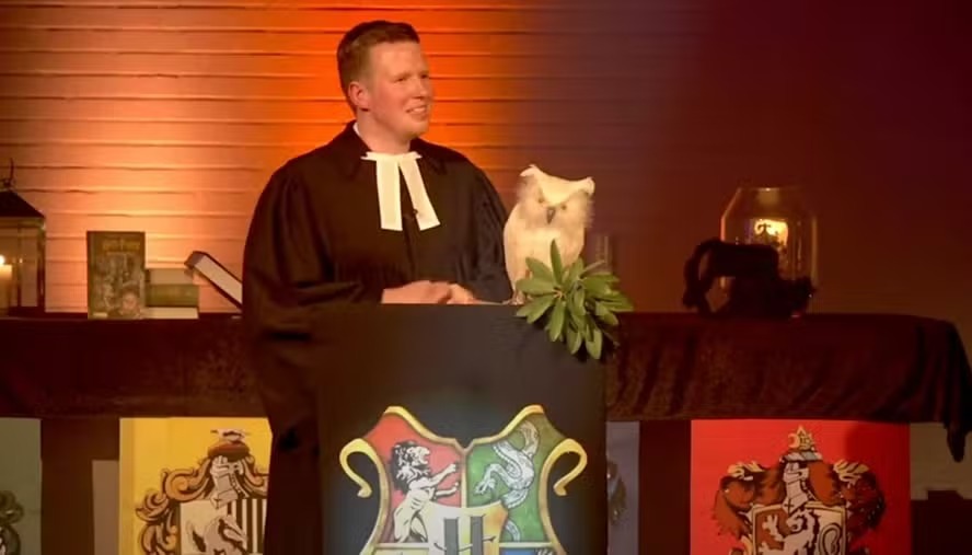 Pastor Jonas Goebel lidera igreja alemã que usa temática Harry Potter durante cultos 