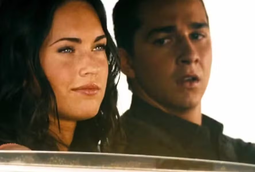 Megan Fox com Shia LaBeouf durante filmagens de 'Transformers'