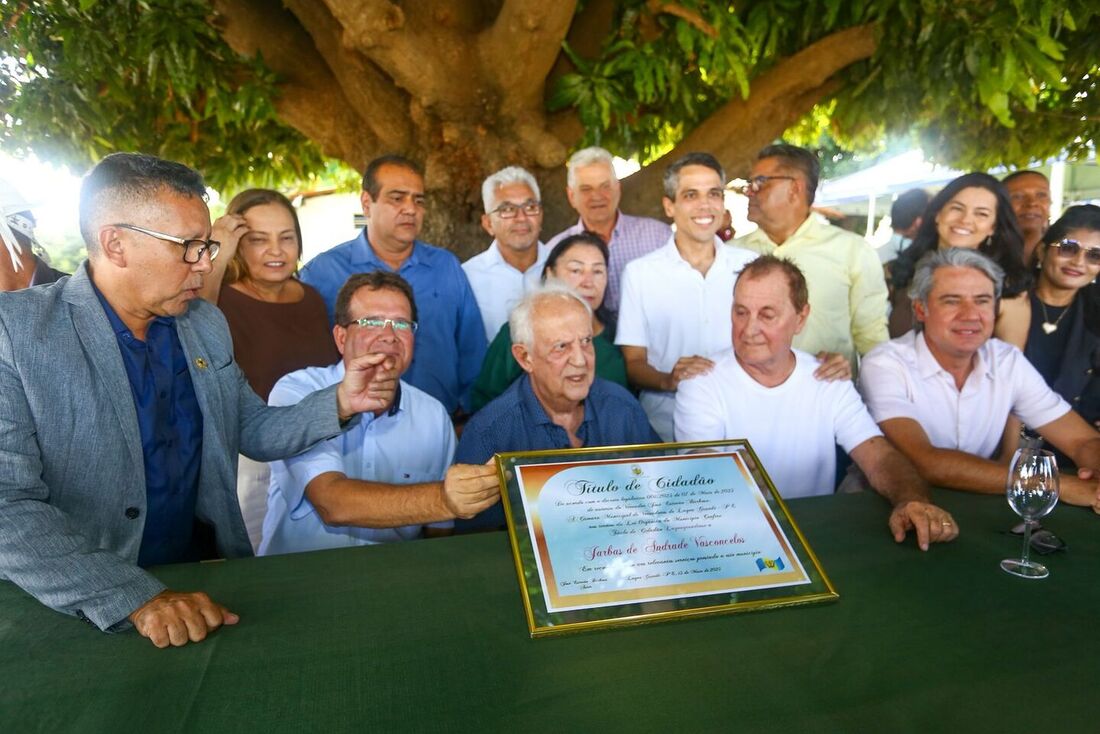 Jarbas Vasconcelos recebe título de cidadão em município do Sertão do São Francisco