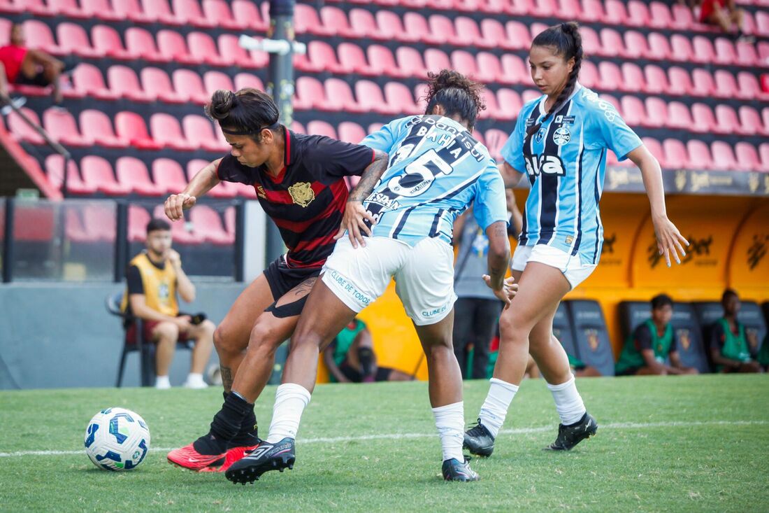 Lance de jogo entre Sport e Grêmio, pelo Brasileirão Feminino