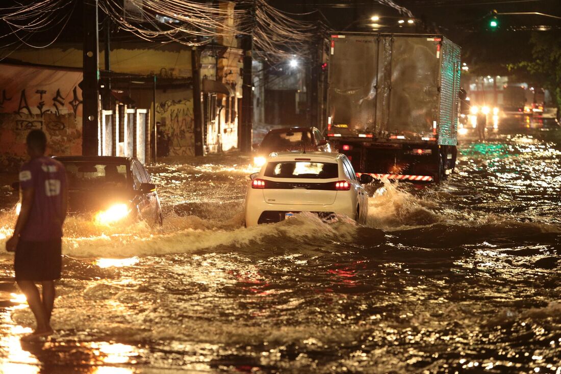 Alagamento na Avenida Doutor José Rufino, próximo ao colégio Visão