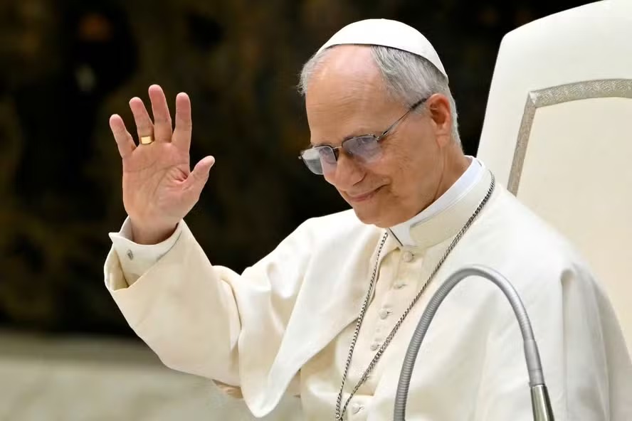 Papa Leão XIV acena no início de audiência com representantes da mídia no Vaticano 