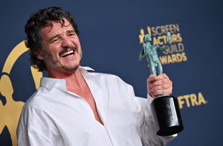 Pedro Pascal: à vontade na premiação 