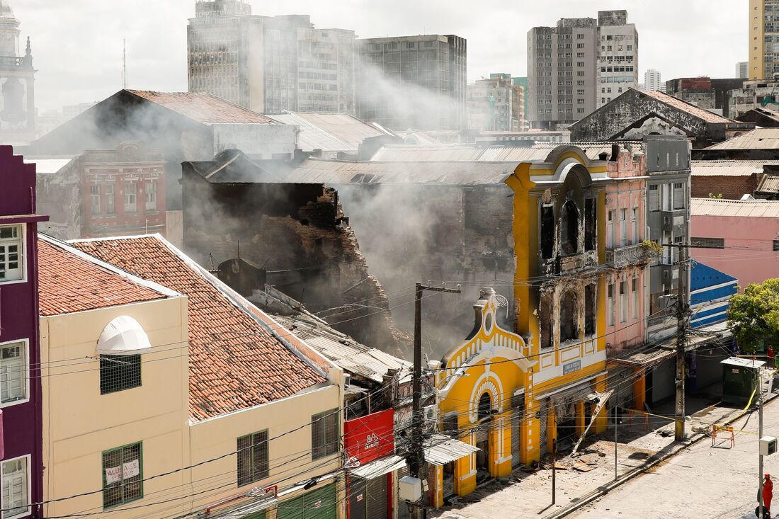 Incêndio que atingiu a loja Lin Lin Festas, especializada em artigos de festa, em São José, Centro do Recife, na noite desta sexta-feira (16), foi controlado