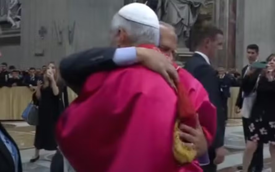 Papa Leão XIV abraça irmão mais velho durante missa inaugural no Vaticano