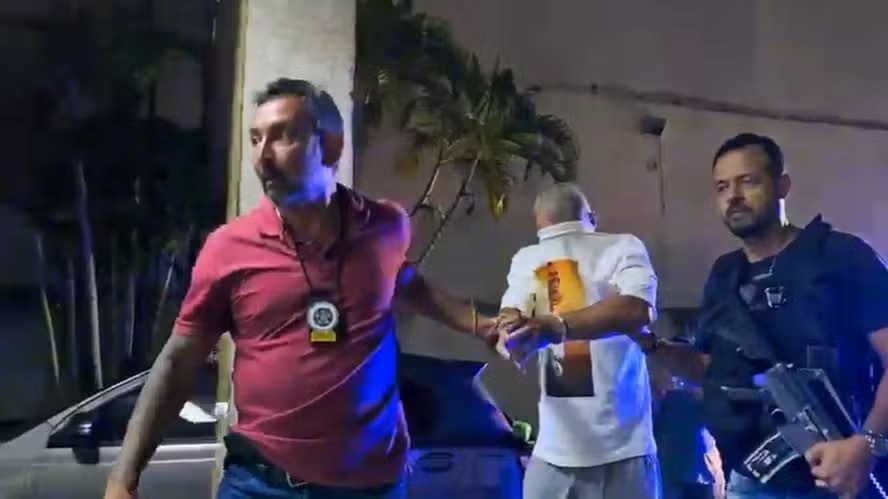 De branco, o homem suspeito de torturar menina de 4 anos, é levado por agentes da 37ª DP (Ilha do Governador)