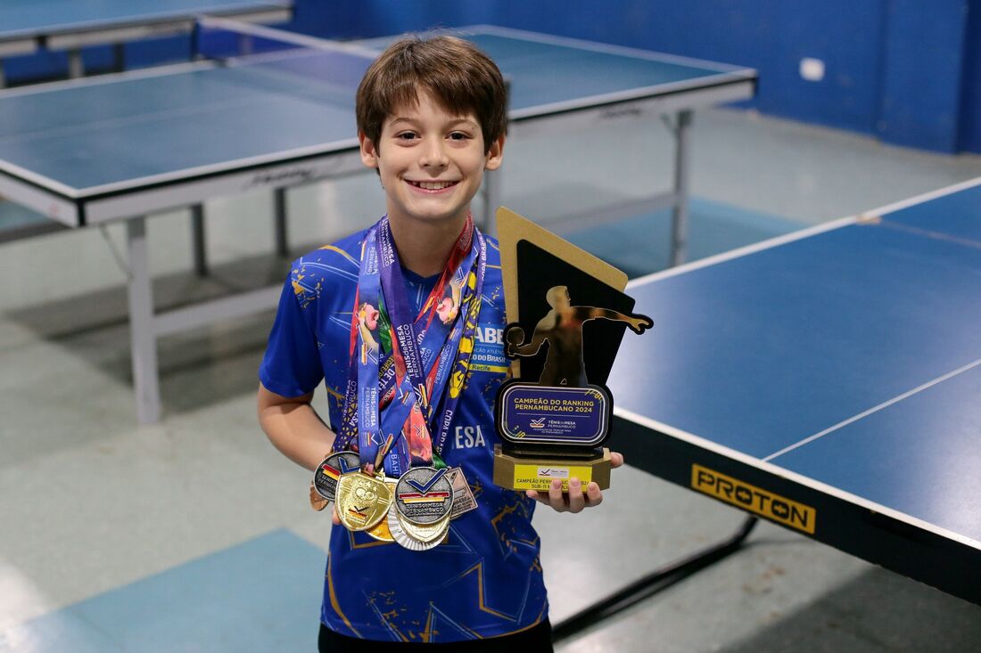 Lucas Giani com seus troféus e medalhas conquistadas em menos de um ano de tênis de mesa