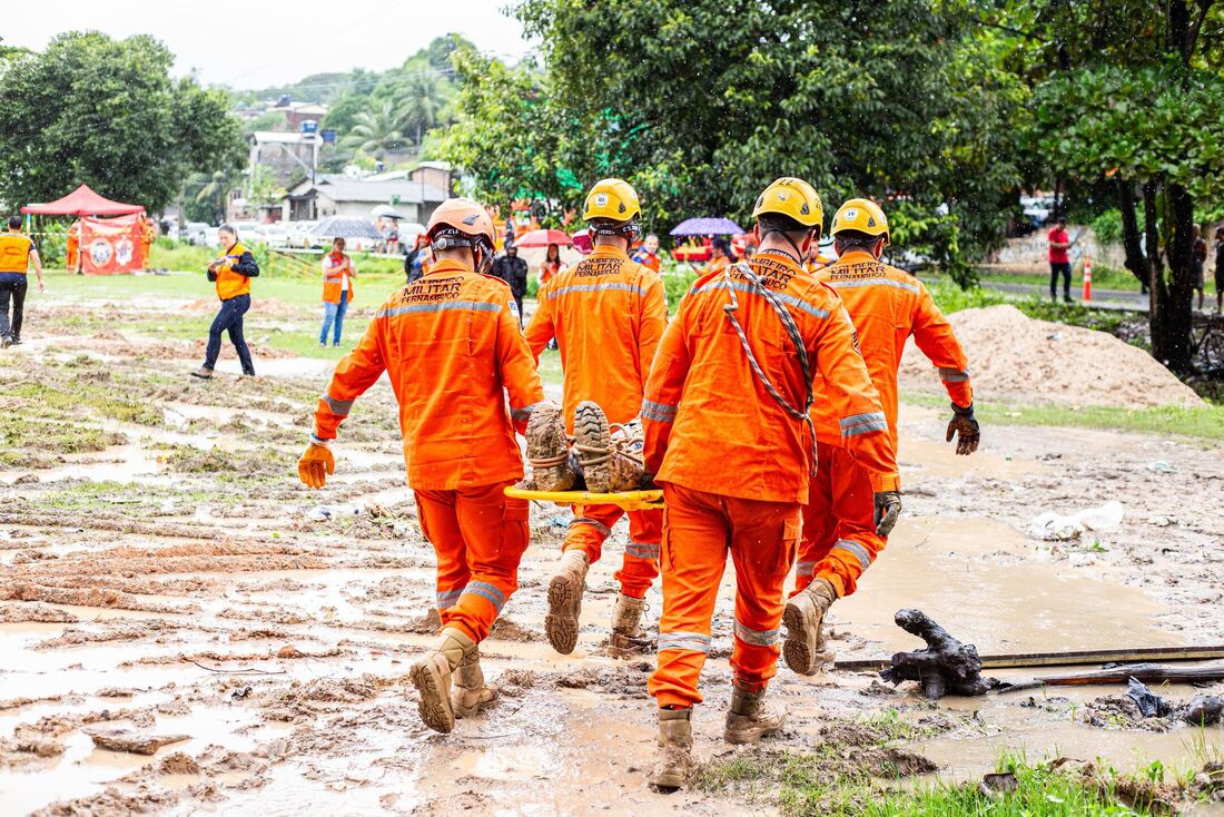 Simulação de resgate de vítimas soterradas em Camaragibe