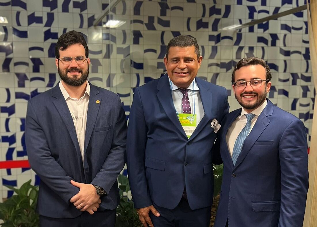 O presidente da Câmara Municipal de Igarassu, vereador Maguila, em visita ao gabinete do deputado Lula da Fonte