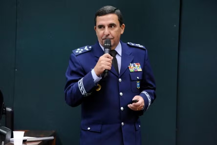 O ex-comandante da Aeronáutica Carlos Almeida Baptista Junior em comissão da Câmara 
