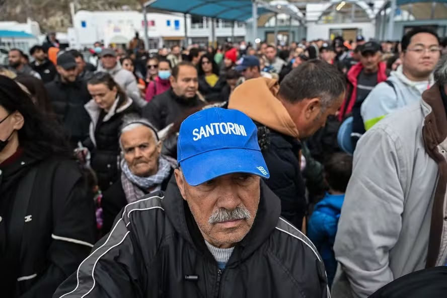 Em fevereiro deste ano, população de Santorini deixou a região em embarcações após dezenas de abalos sísmicos inéditos na região