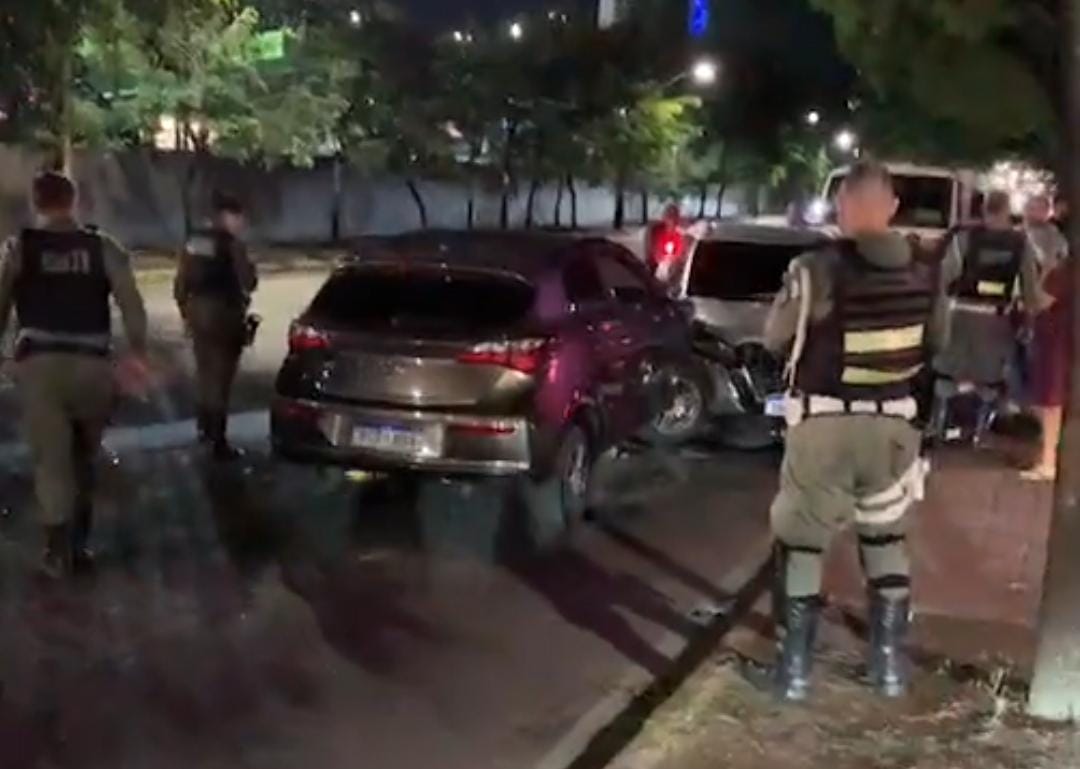 O veículo entrou na contramão e colidiu com outros automóveis na rua José Bonifácio, no bairro da Torre