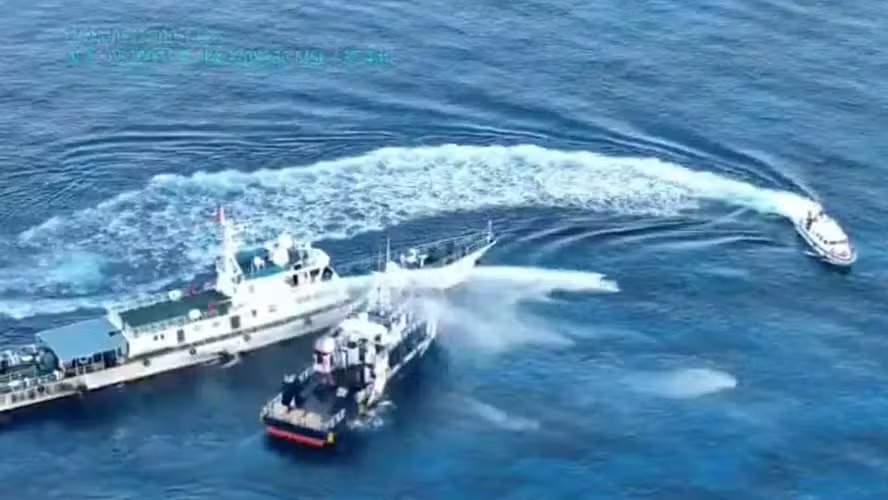 Filipinas dizem que a Guarda Costeira Chinesa disparou um canhão de água e atingiu um navio do governo