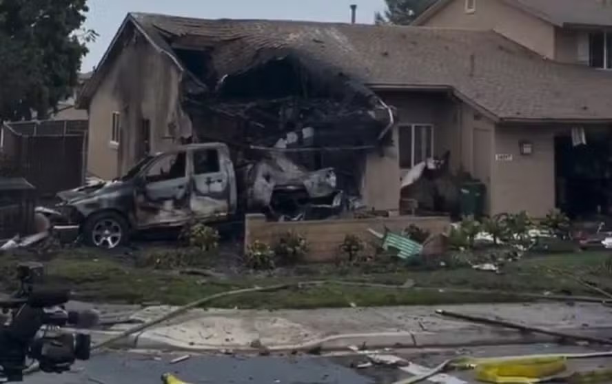 Casas e carros em bairro de San Diego, na Califórnia, ficaram destruídos com a queda de avião 