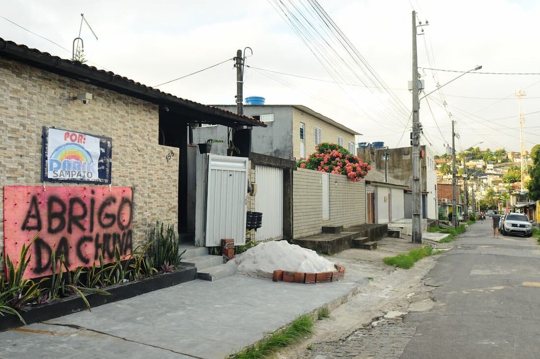 Abrigo de chuva Darik Sampaio, no Jardim Jordão