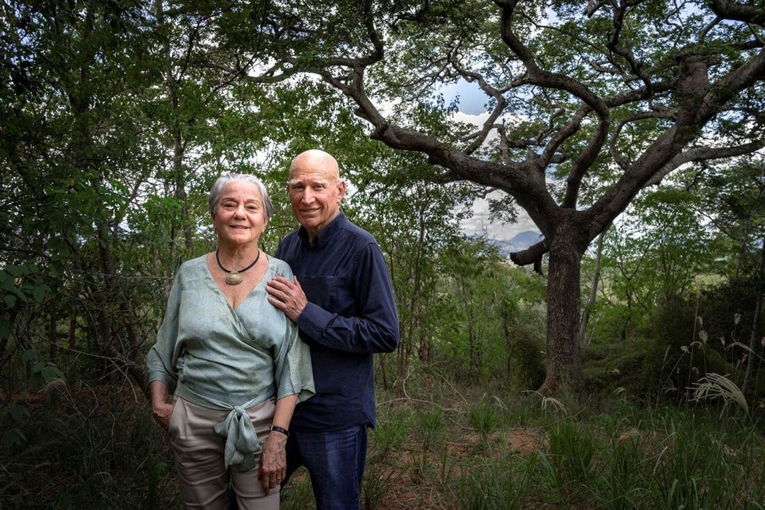 Sebastião Salgado ao lado da esposa, Lélia Wanick Salgado