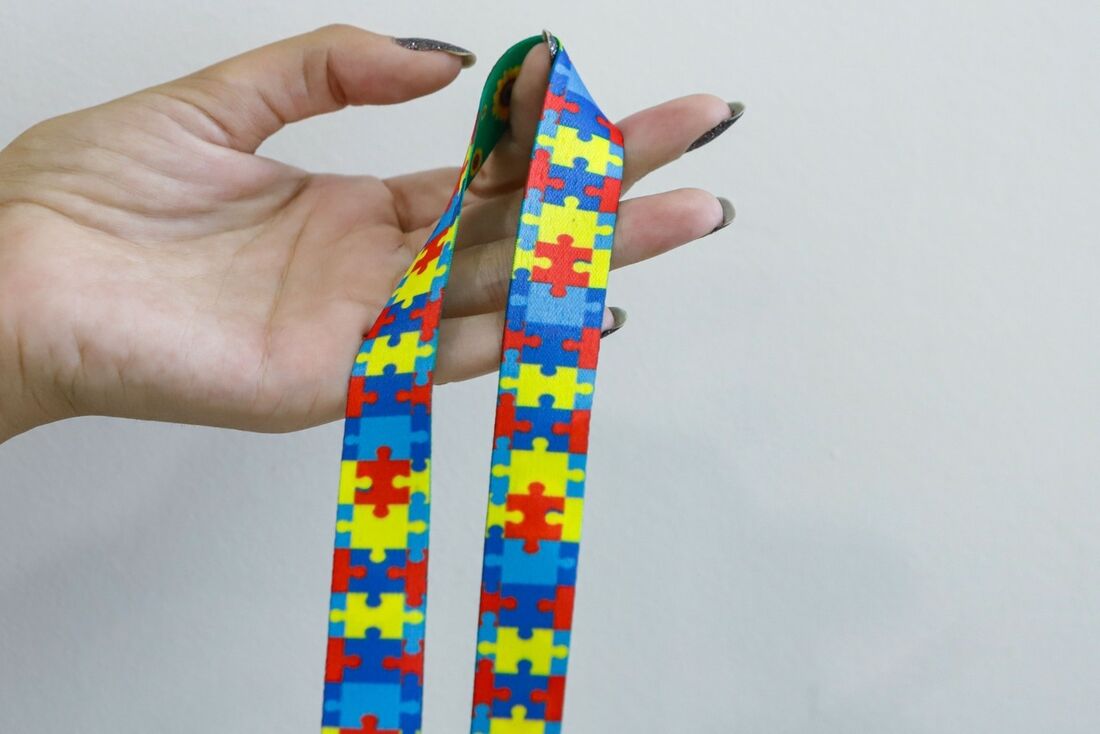 Cordão com o símbolo do autismo