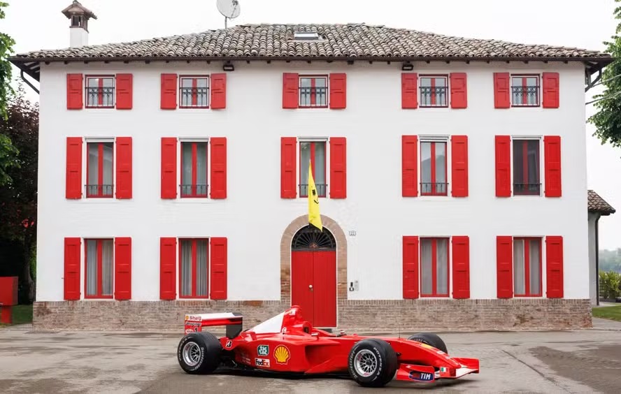 Carro dirigido por Michael Schumacher em Mônaco em 2001 foi leiloado neste sábado 