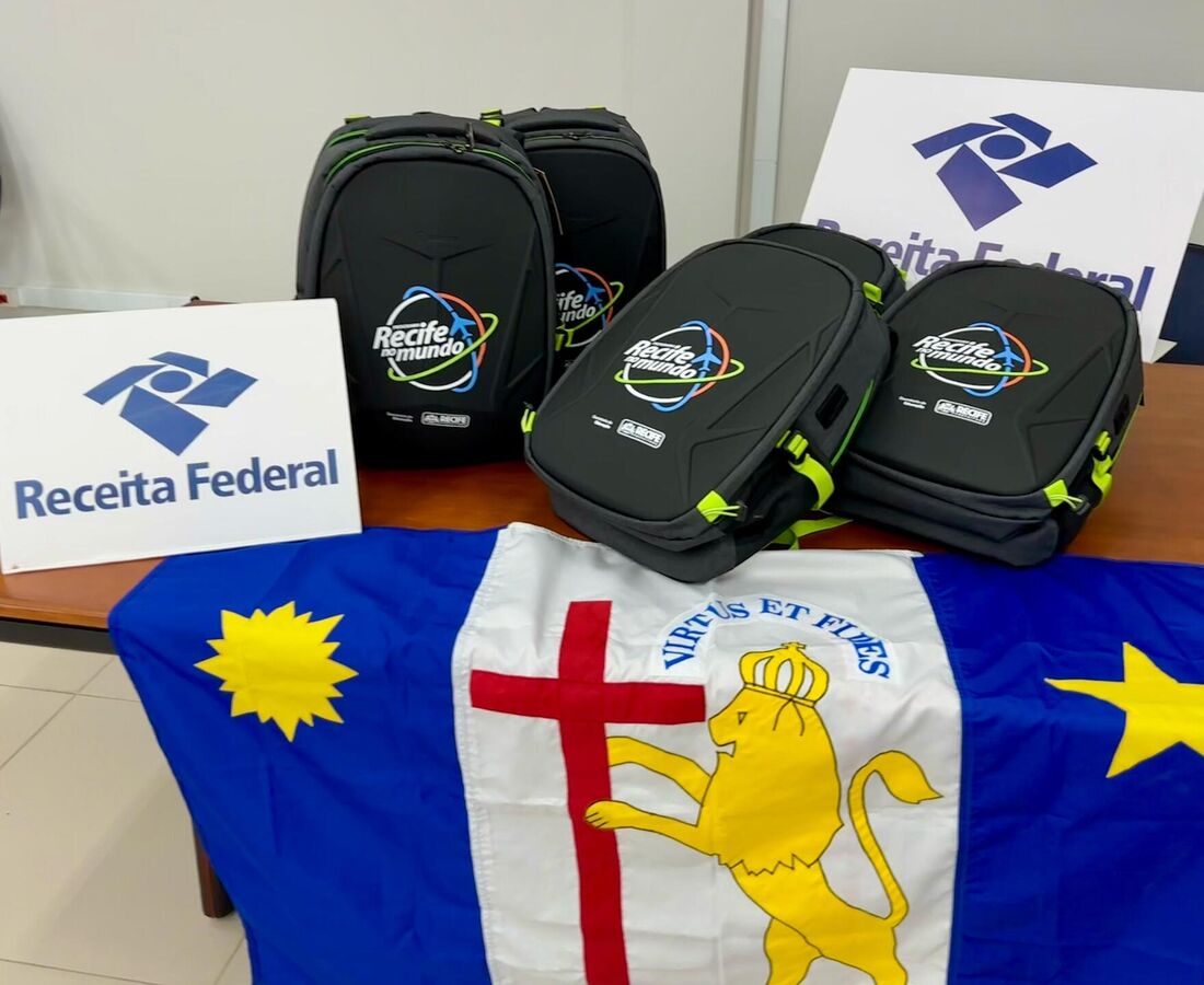 Receita Federal doa mochilas e celulares para estudantes e professores do Recife