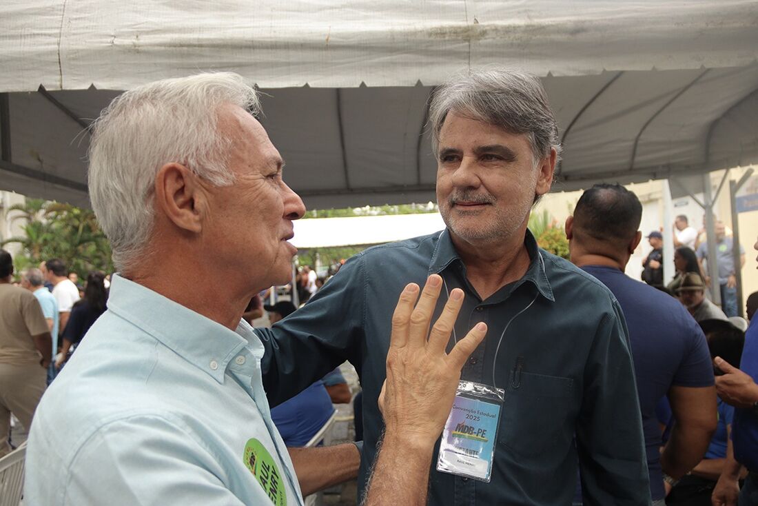 Paulo Roberto, prefeito de Vitória de Santo Antão, e Raul Henry