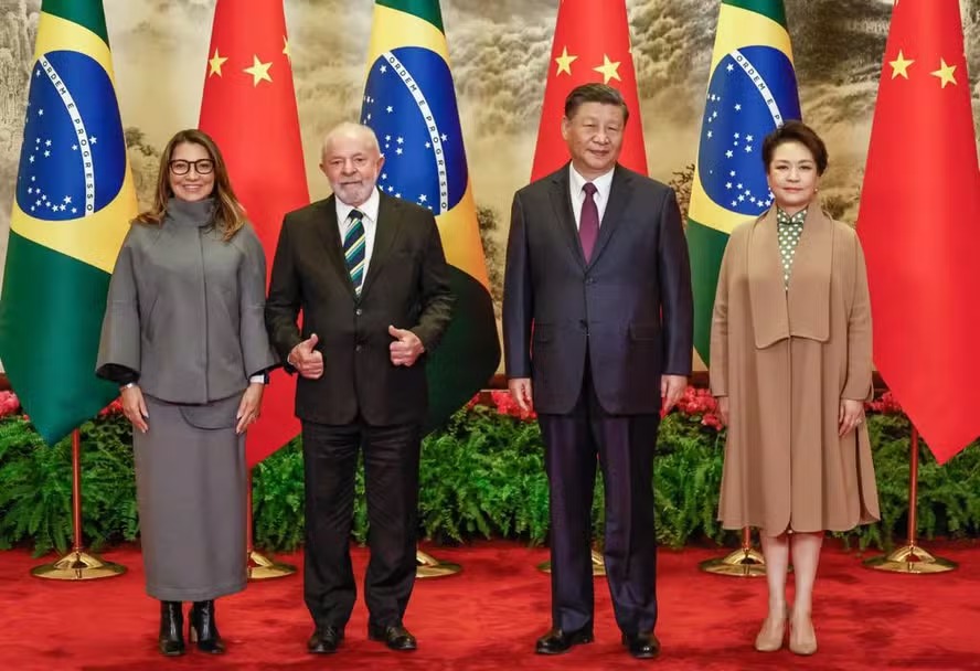 Presidente do Brasil, Luiz Inácio Lula da Silva, posa para foto oficial com o presidente da China, Xi Jinping, no Grande Salão do Povo; ao seu lado, as primeiras-damas Janja Lula da Silva e Peng Liyuan 