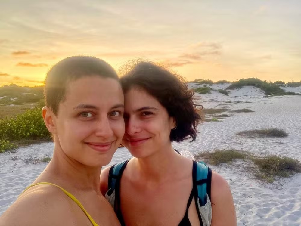 A filha da atriz Débora Bloch, Julia Anquier, e a cantora Maria Beraldo