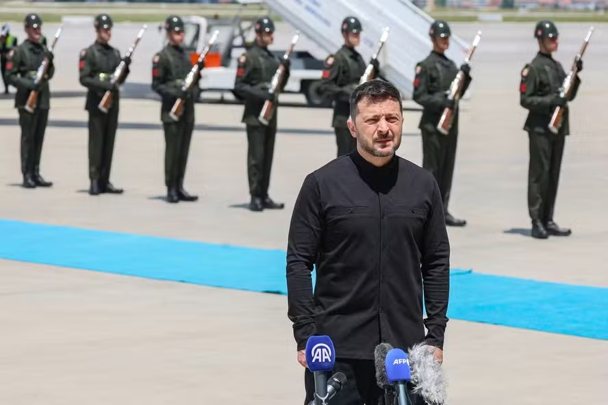 O presidente da Ucrânia, Volodymyr Zelensky, ao desembarcar em Ancara