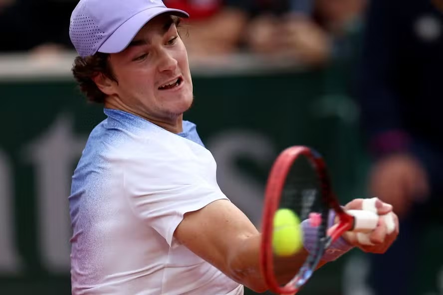 João Fonseca em ação em Roland Garros