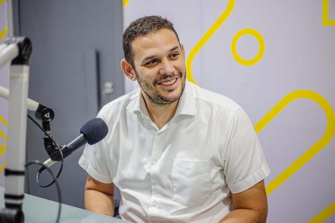 Vereador Eriberto Rafael (PSB), durante entrevista à Rádio Folha Fm 96,7